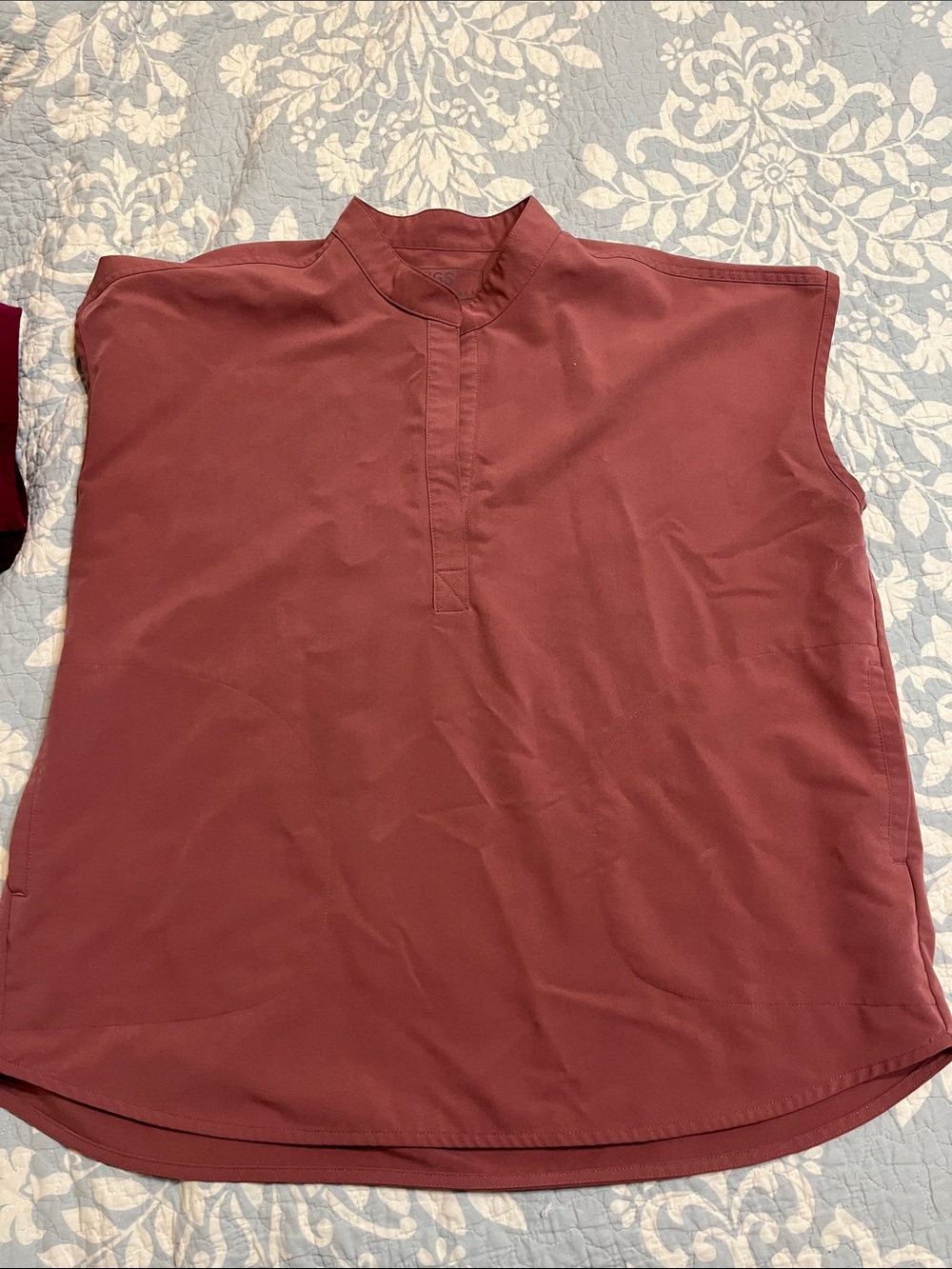Figs Men's Sleeveless Mandarin Polo - Maroon